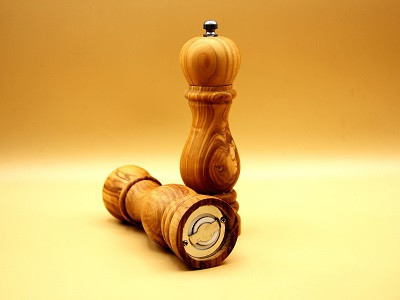 moulin à herbe en bois...