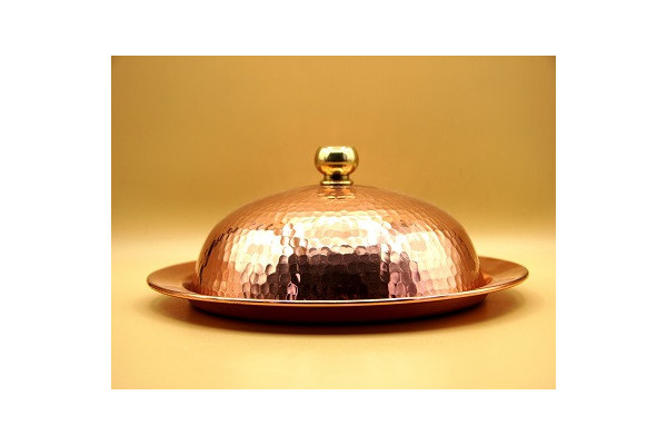 Plateau avec cloche en cuivre martelé