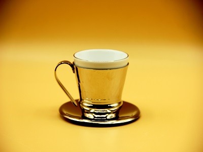 un beau verre en cuivre martelé original et tendance