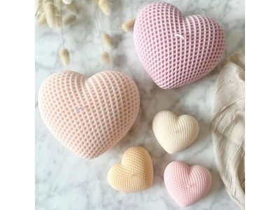 Offrez-vous une touche de magie avec notre bougie en forme de cœur.